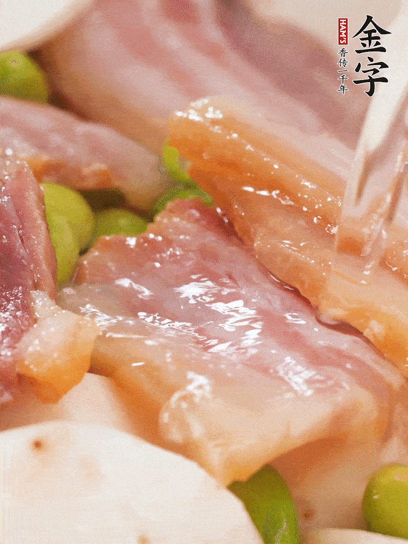 倒入芋艿、熟毛豆，翻炒均勻，加1小碗水煮開