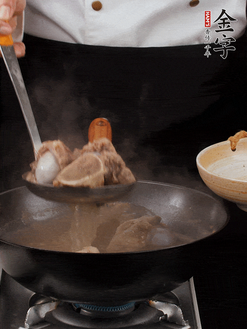 大筒骨清水浸泡30分鐘，中途換水2-3次。冷水下鍋，加姜片、料酒焯水，撇去浮沫。