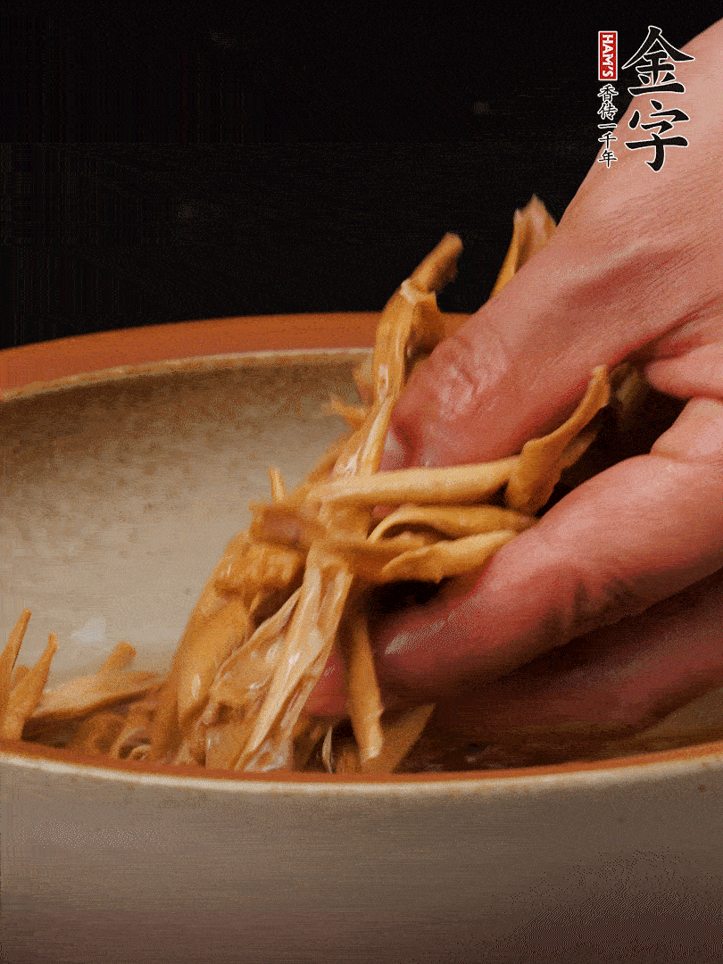 農(nóng)家土筍尖提前泡軟，用刀劃成細(xì)絲，這樣會(huì)更加入味。