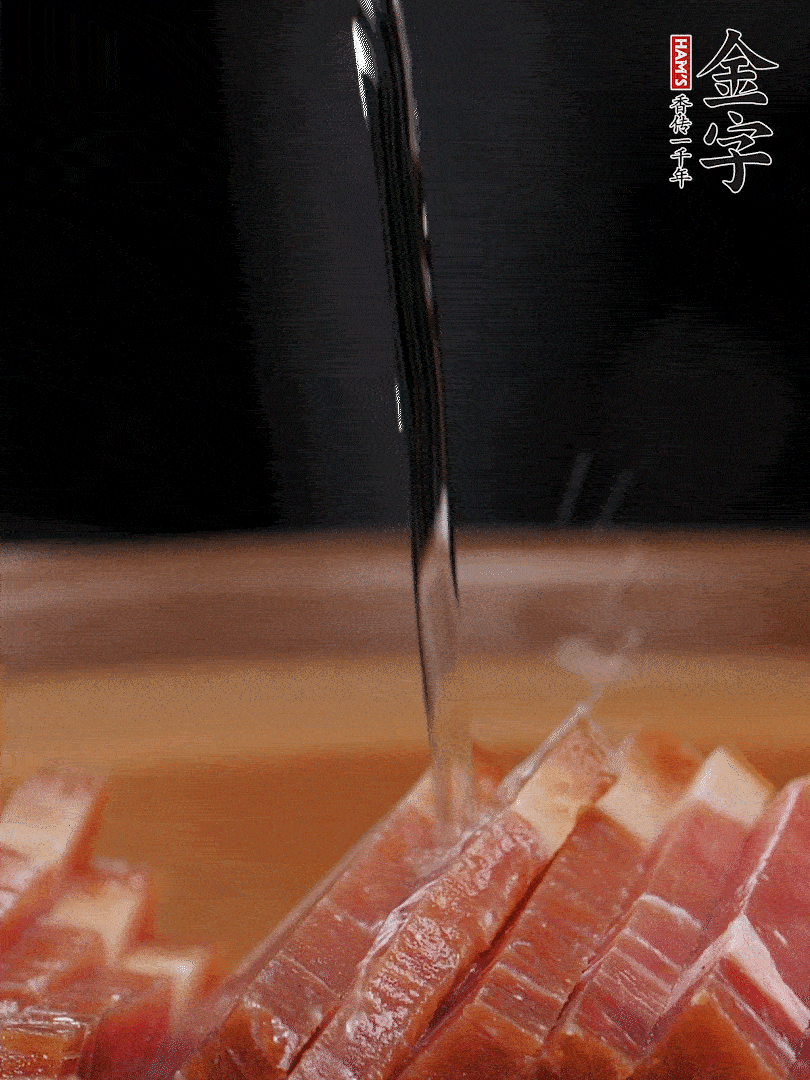 金字火腿切片，放入溫水中泡10分鐘，金字土香腸斜切成片。千張切成細(xì)條。