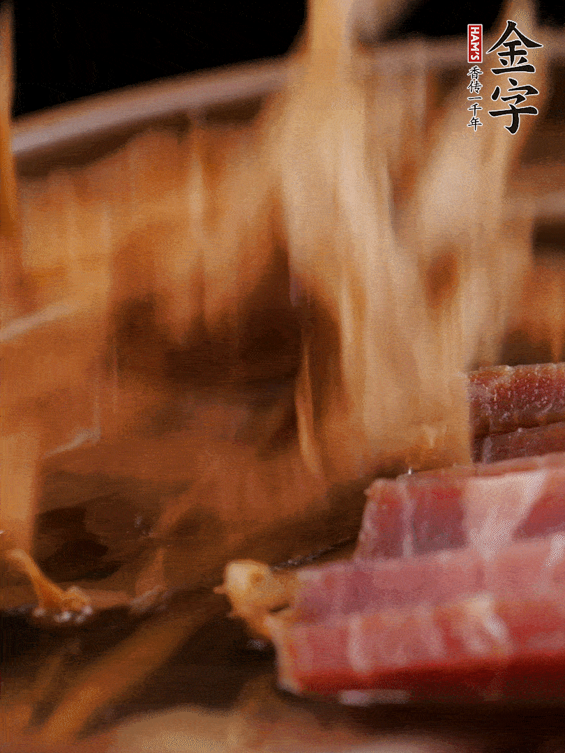 大筒骨、金字火腿、姜片、黃酒一起放入砂鍋，加筍干燉煮40分鐘。（如果家里有高壓鍋，用高壓鍋把高湯壓出來更鮮濃。）