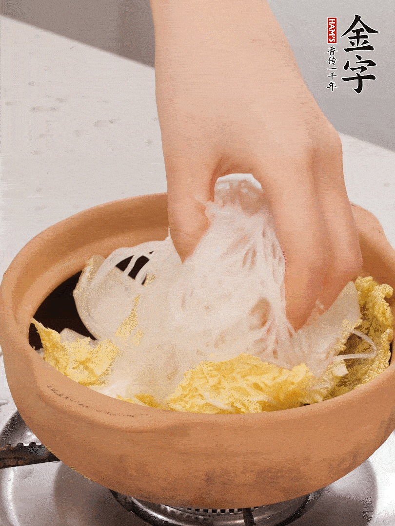 放入提前泡軟的粉絲，蓋上蒜蓉醬汁