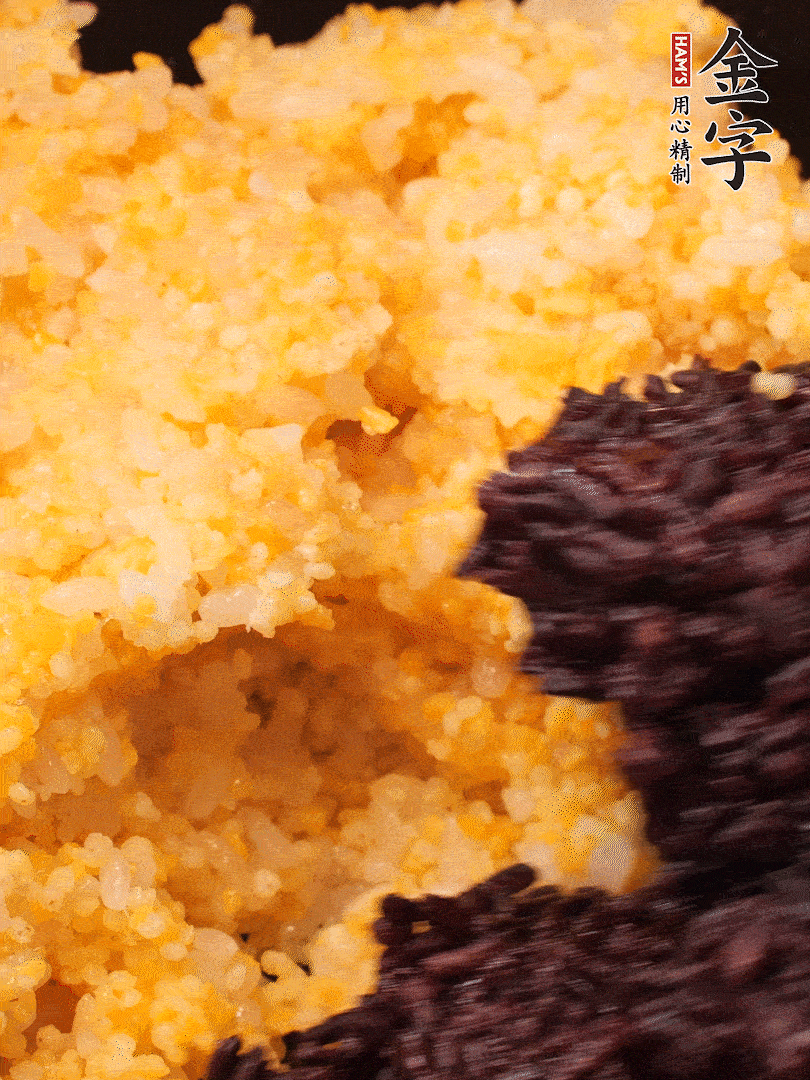 混合小米、紫米煮熟，加豬油攪拌均勻（紫米分開煮在攪拌）