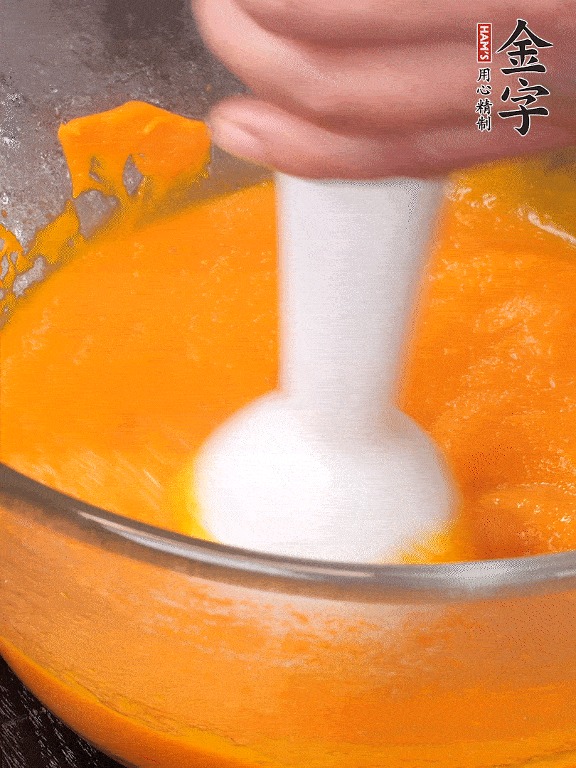 300g南瓜，去皮去瓤切滾刀塊，大火蒸8分鐘，料理機(jī)打成泥，篩網(wǎng)過篩成泥