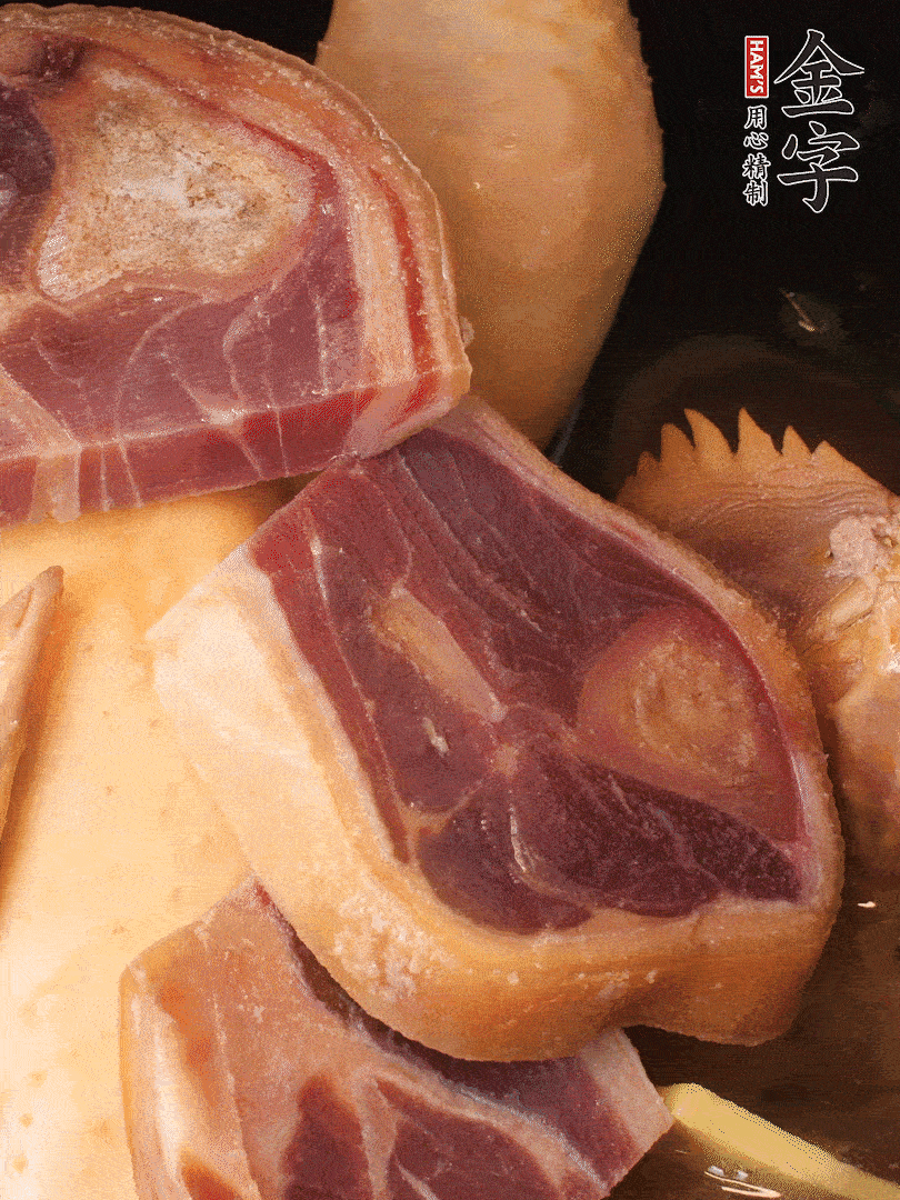 火踵、老母雞加蔥、姜、料酒、清水，大火燒開后轉(zhuǎn)小火，燉1小時(shí)