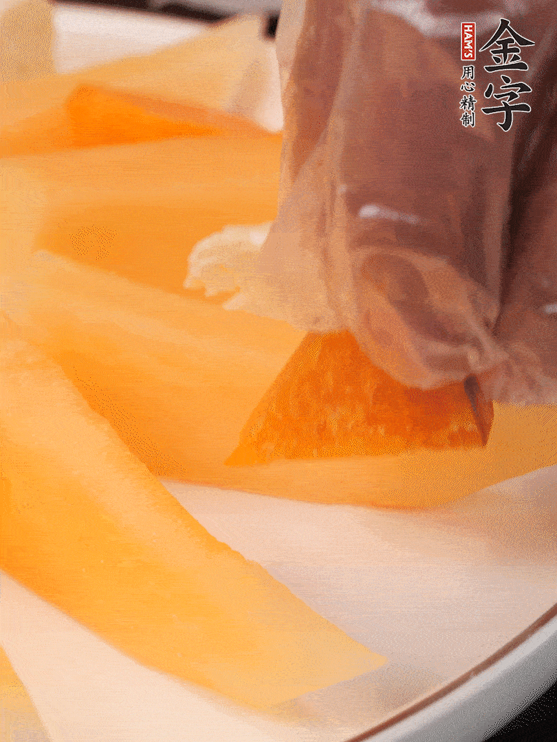 刀用火烤一下，切開奶酪