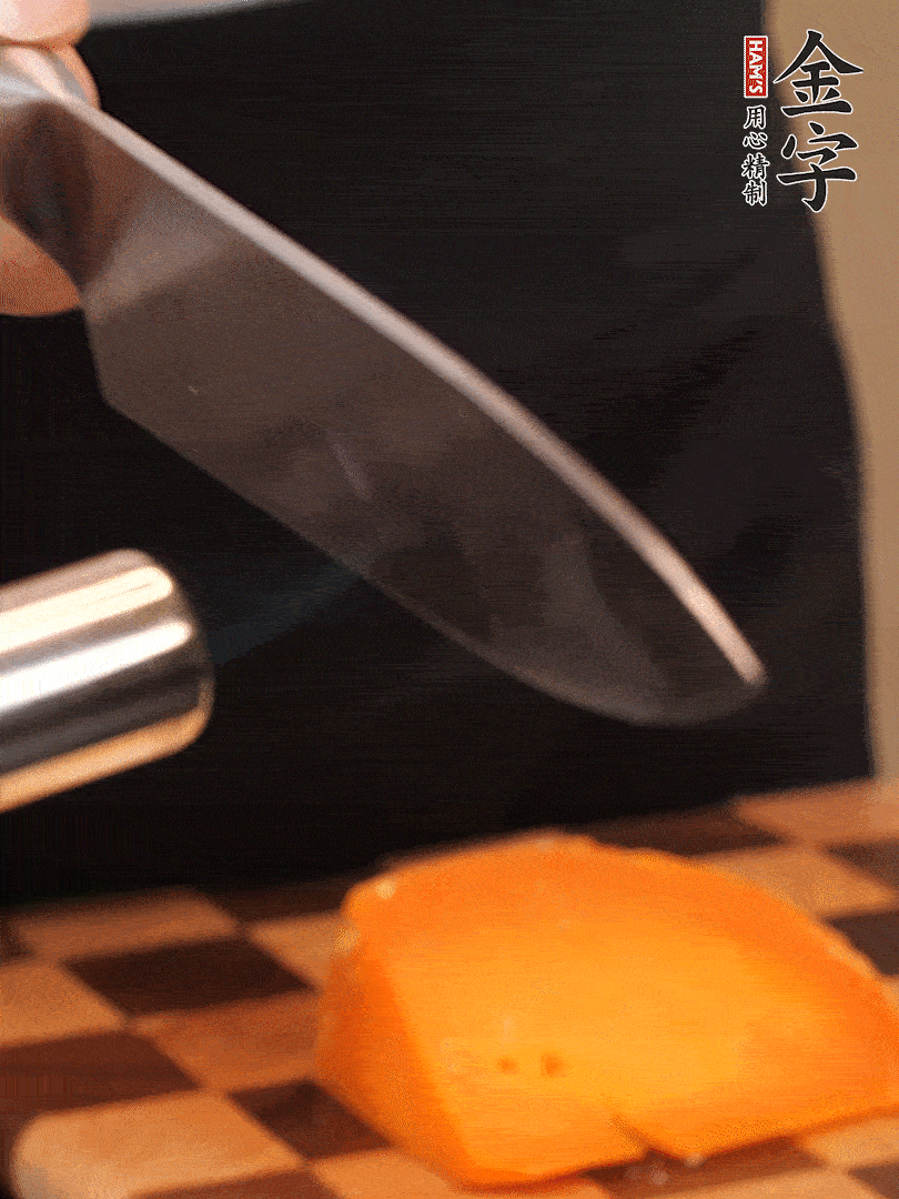 間隔擺上哈密瓜、奶酪、迷迭香、核桃仁