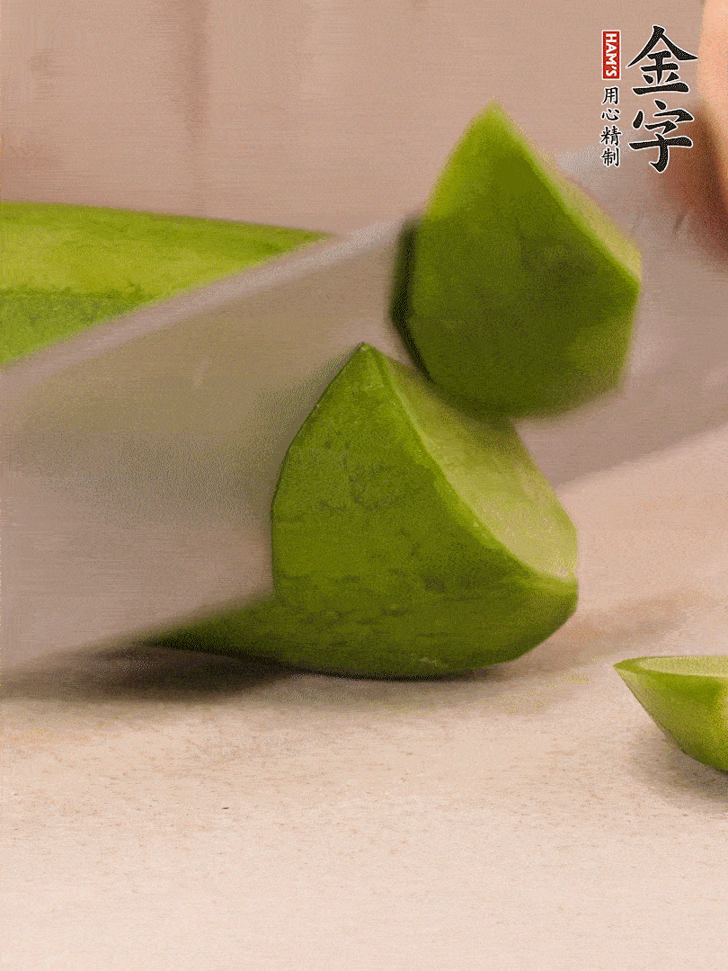 青、紅蘿卜洗凈，去皮切大塊