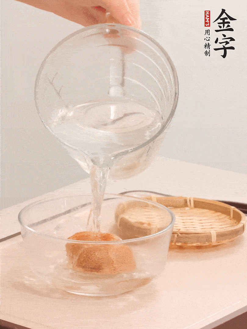 猴頭菇至少泡發(fā)半小時(shí)，將浸泡后的黃水?dāng)D干；