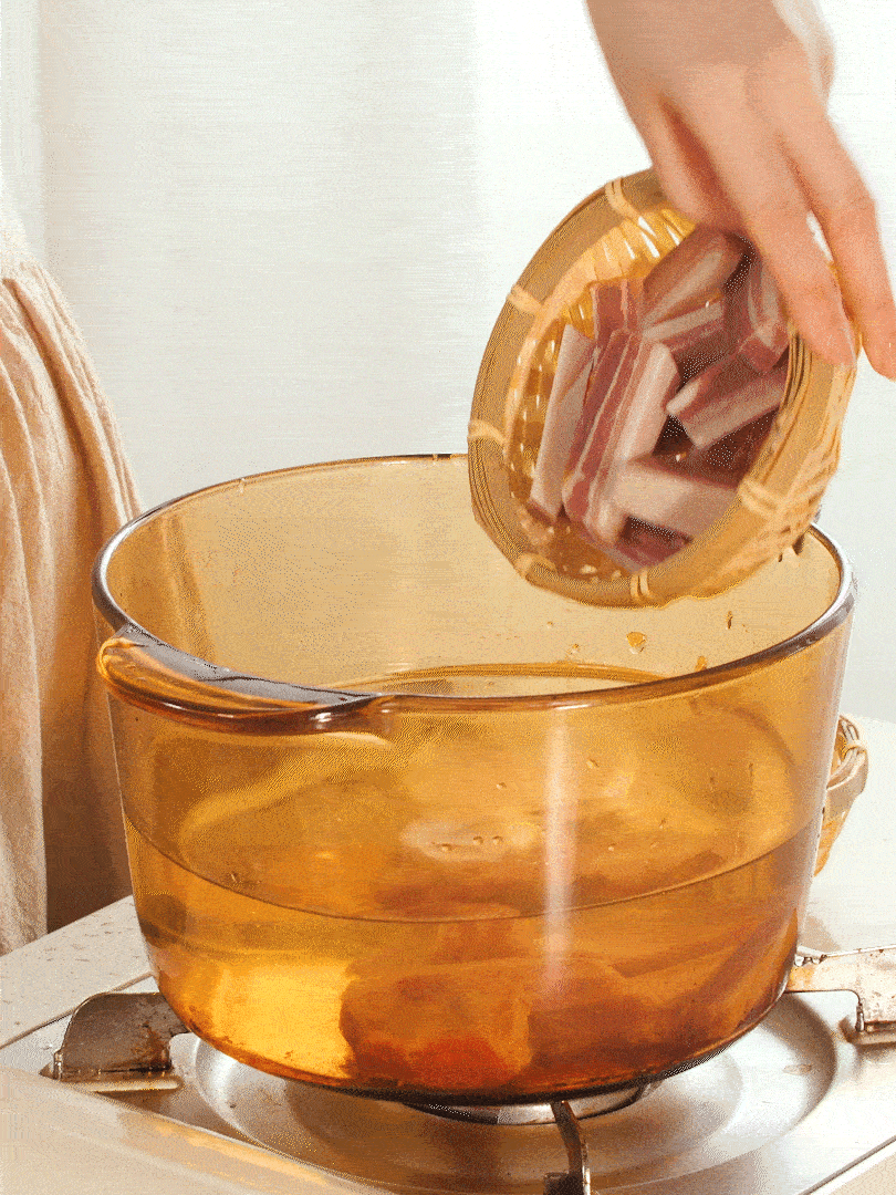 咸肉、排骨加料酒 蔥段 生姜 一起冷水下鍋焯水撈出