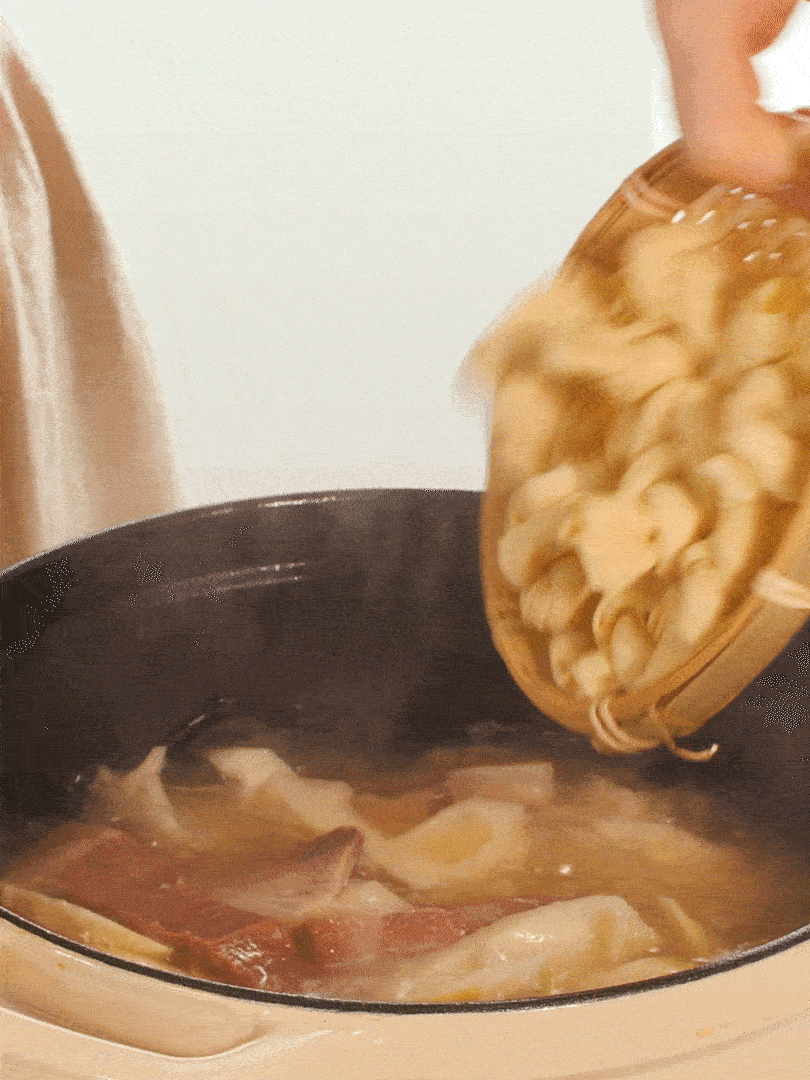 最后放入百葉結(jié)。萵筍小火慢篤10分鐘