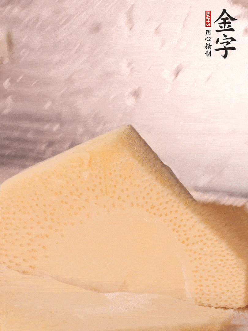 冬筍處理干凈，切滾刀塊，開水焯燙去除澀味