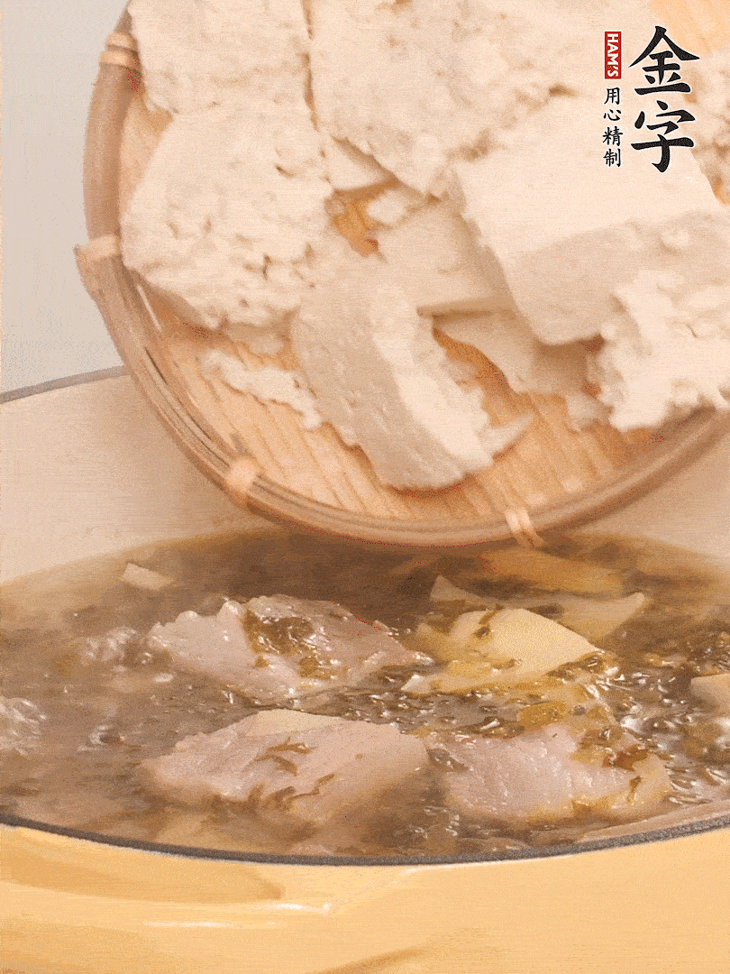 往鍋里加入一倍的水，加豆腐