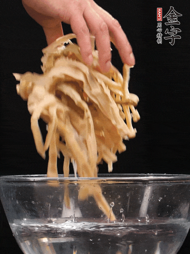 天目山筍干1把，清洗表面鹽分，用手撕成長(zhǎng)條