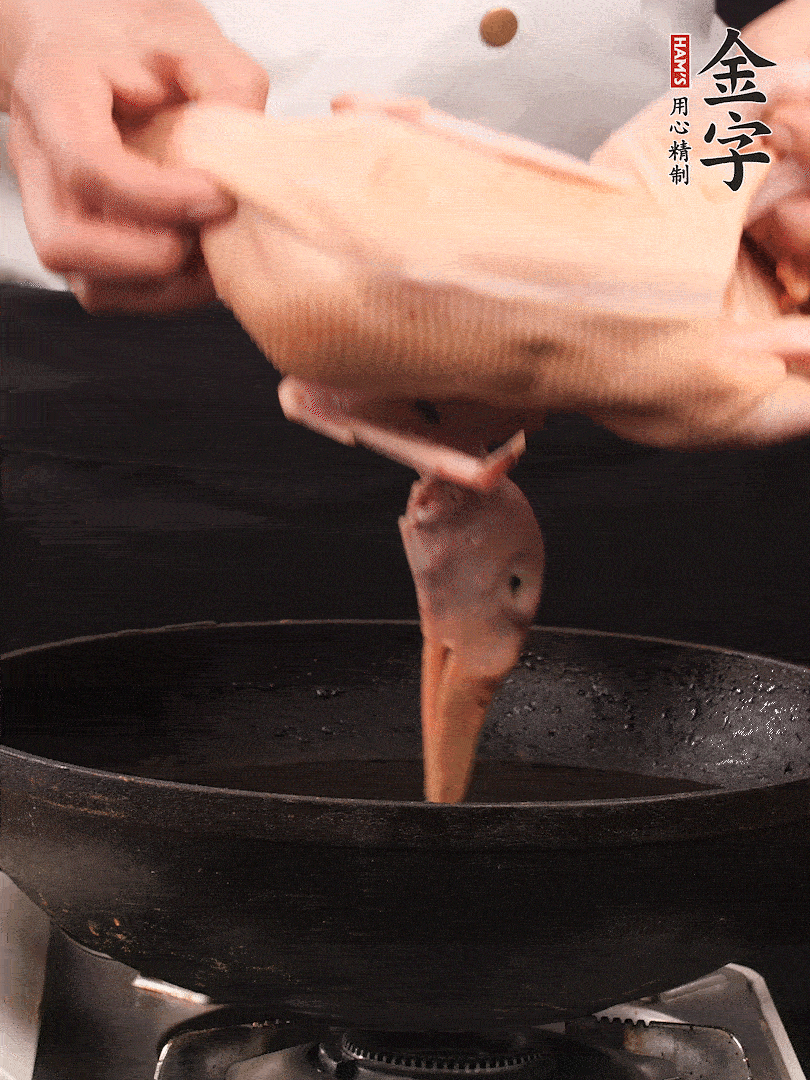 處理干凈的老鴨1只，黃酒小半碗，姜幾片，一起放入冷水，煮沸焯水3分鐘，去除血沫