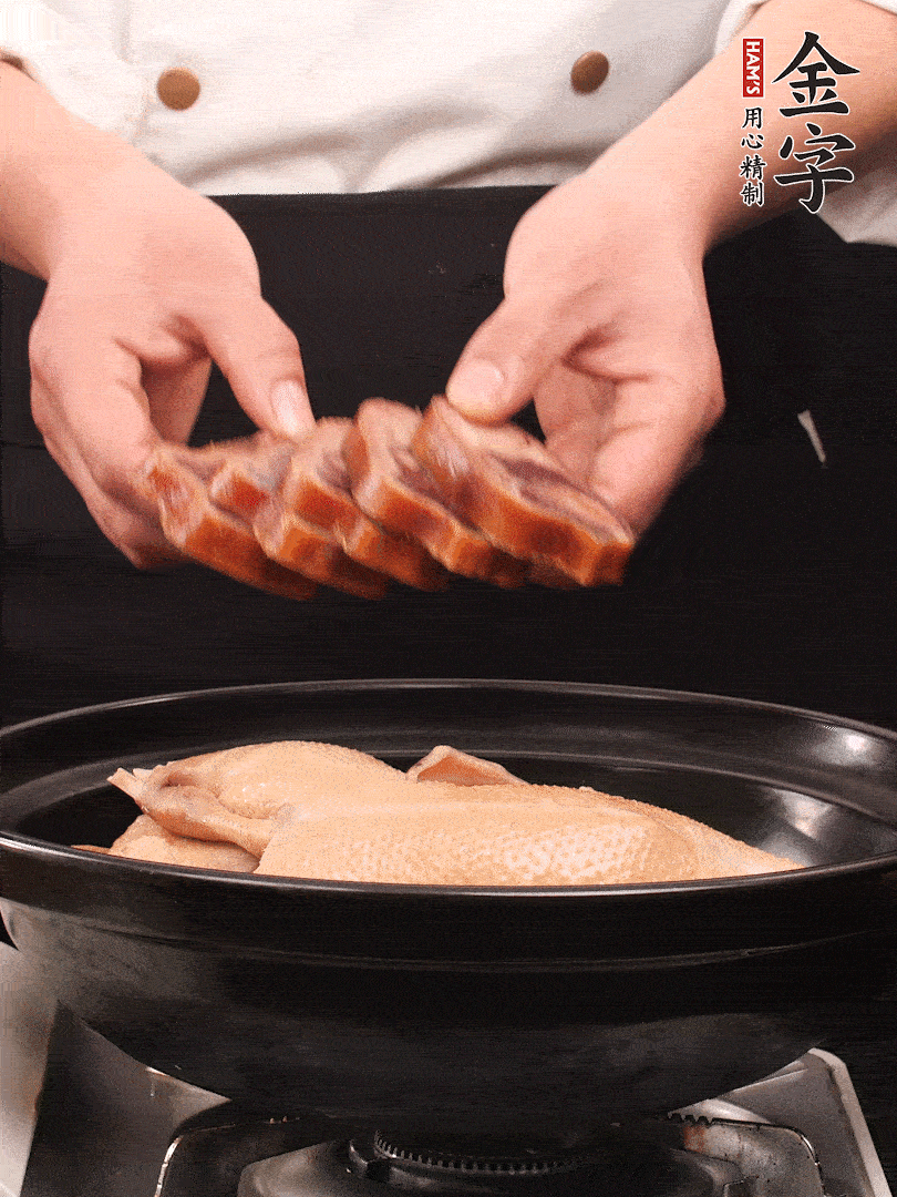 老鴨、金字火腿蹄片、筍干、姜片、蔥結(jié)，清水沒(méi)過(guò)鴨身2cm，加黃酒小半碗