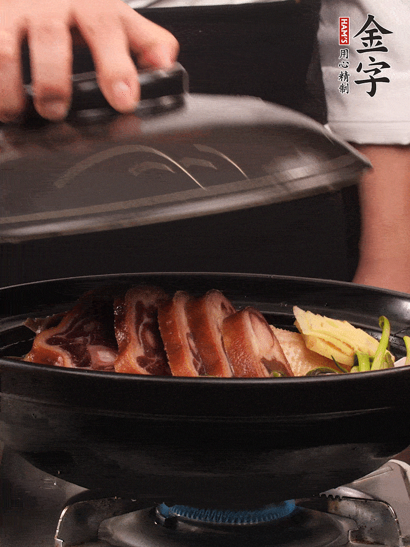 砂鍋蓋蓋子密封，大火燒開(kāi)后轉(zhuǎn)小火，燜煮2小時(shí)