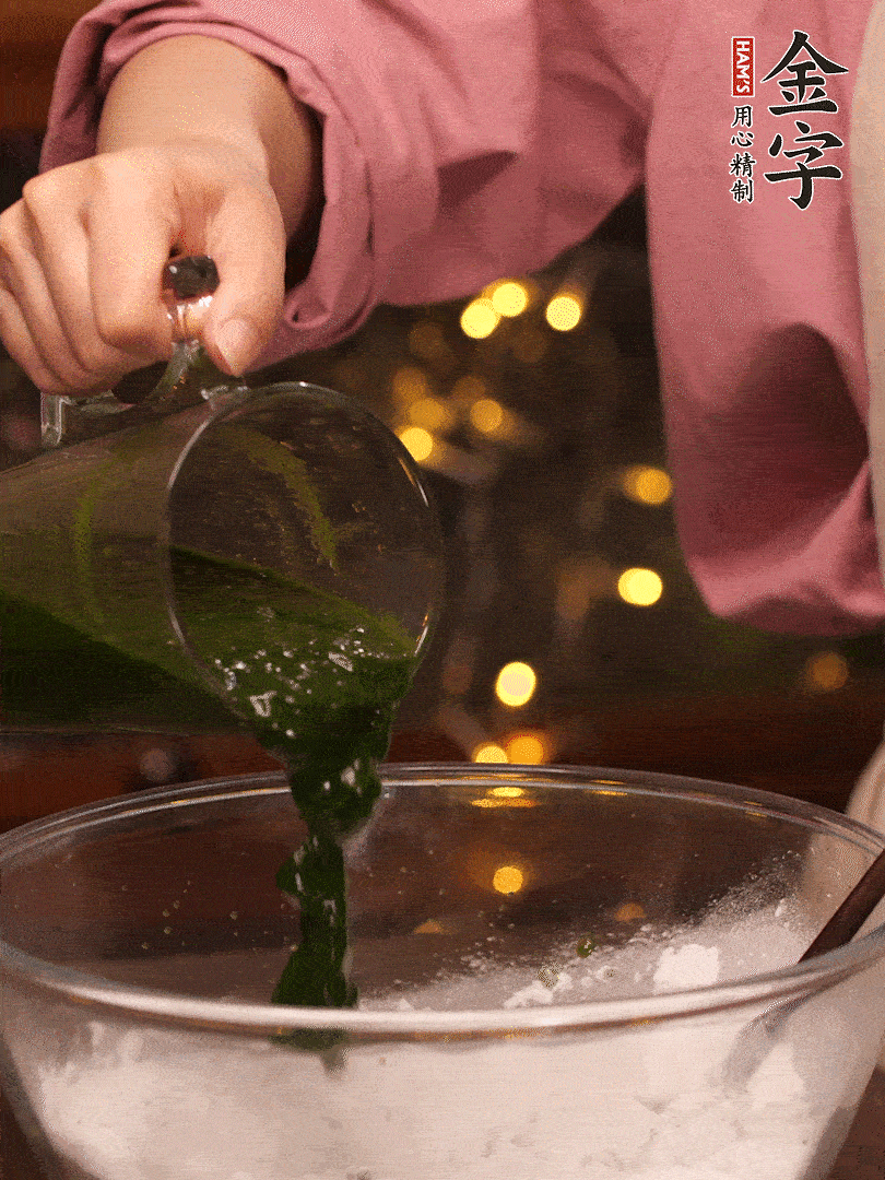 清明粿粉，分次加艾草泥，加點(diǎn)油揉2分鐘