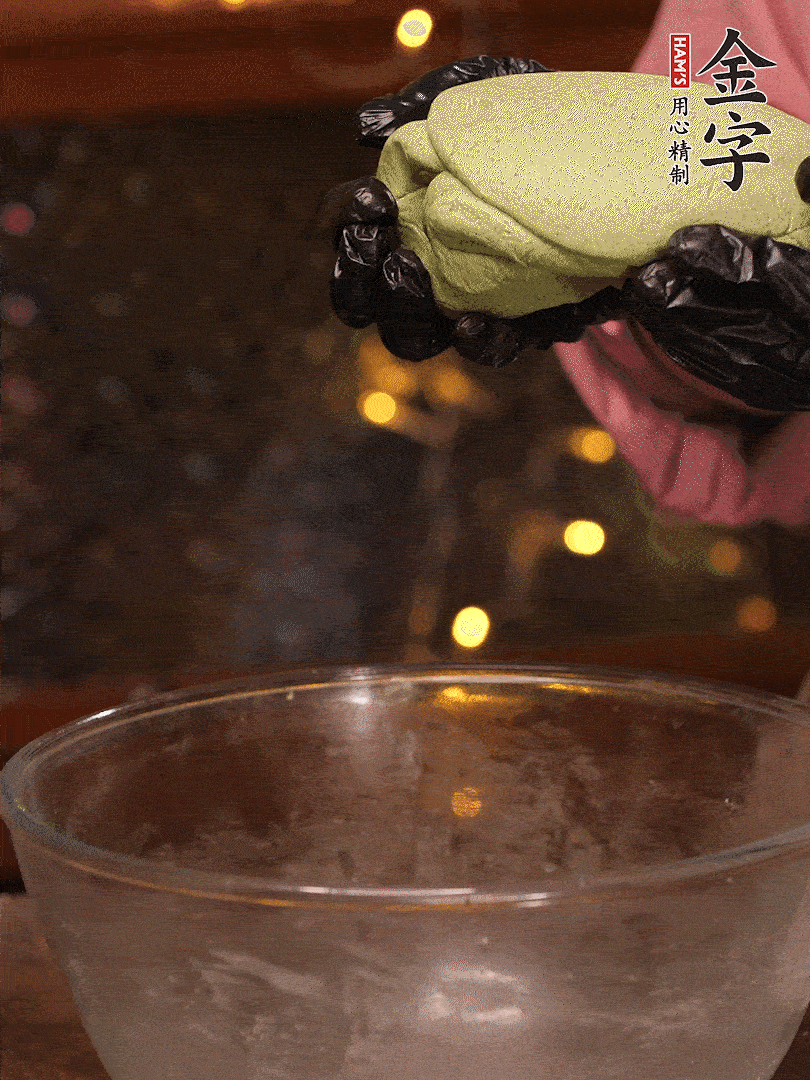 清明粿粉，分次加艾草泥，加點(diǎn)油揉2分鐘，揉到面團(tuán)光滑，醒發(fā)一下