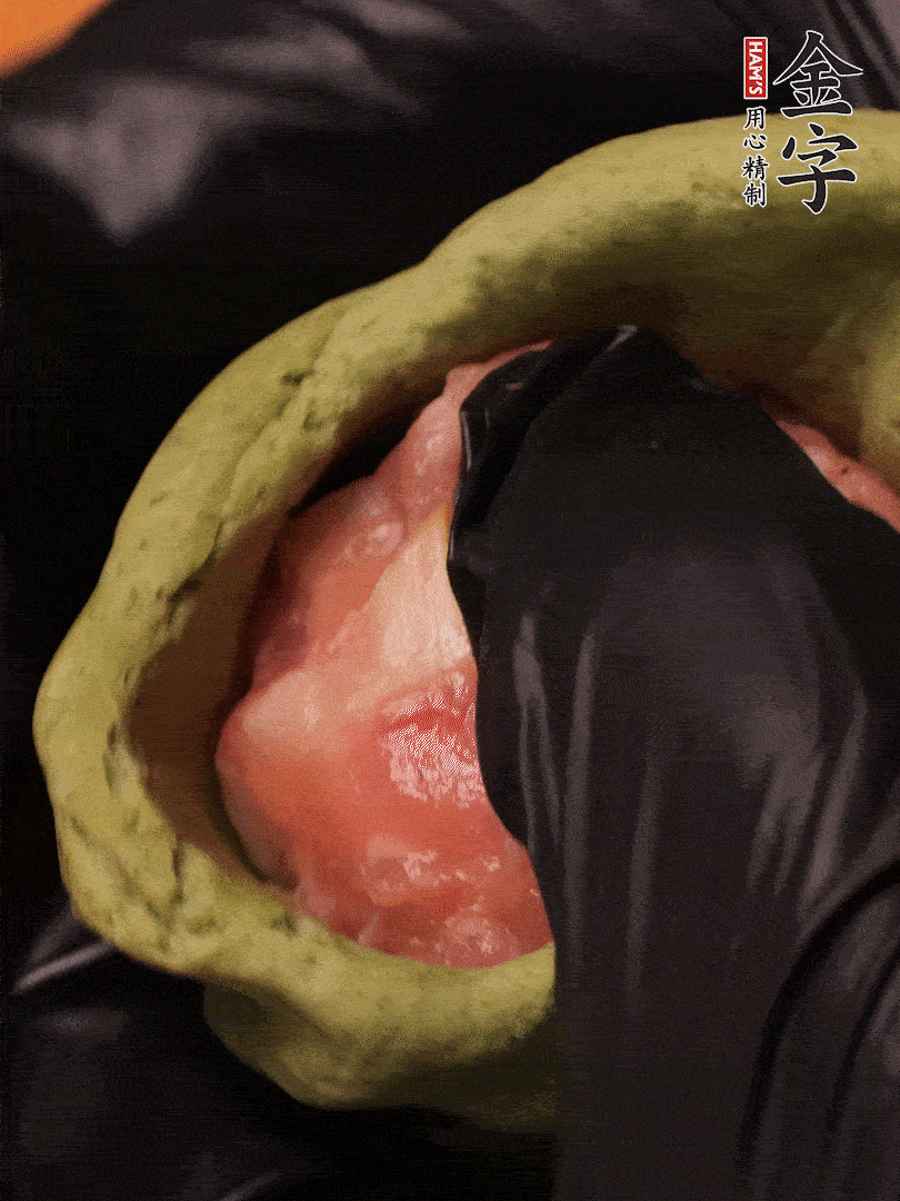 切成小劑子，中間壓個(gè)坑，做成碗狀，虎口慢慢收口