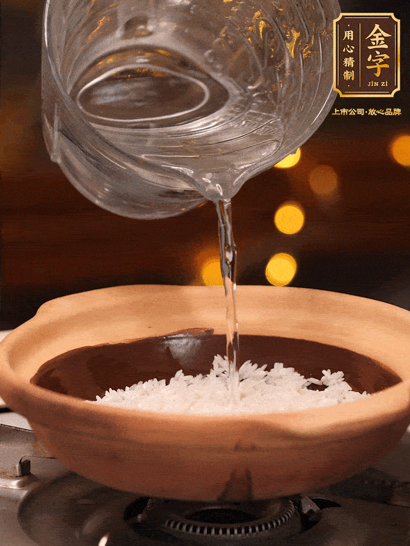 選一個中意的砂鍋加入1勺花生油并刷勻，倒入泡好的絲苗米、開大火煮至沸騰冒大泡后，轉(zhuǎn)中火蓋蓋燜煮5分鐘