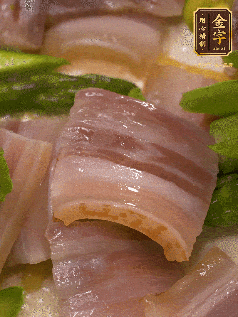 依次下蠶豆、蘆筍、白蘑菇翻炒均勻