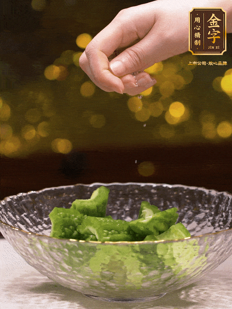 處理好的苦瓜切段（5cm），加點鹽鹽腌一下，去除一下苦味