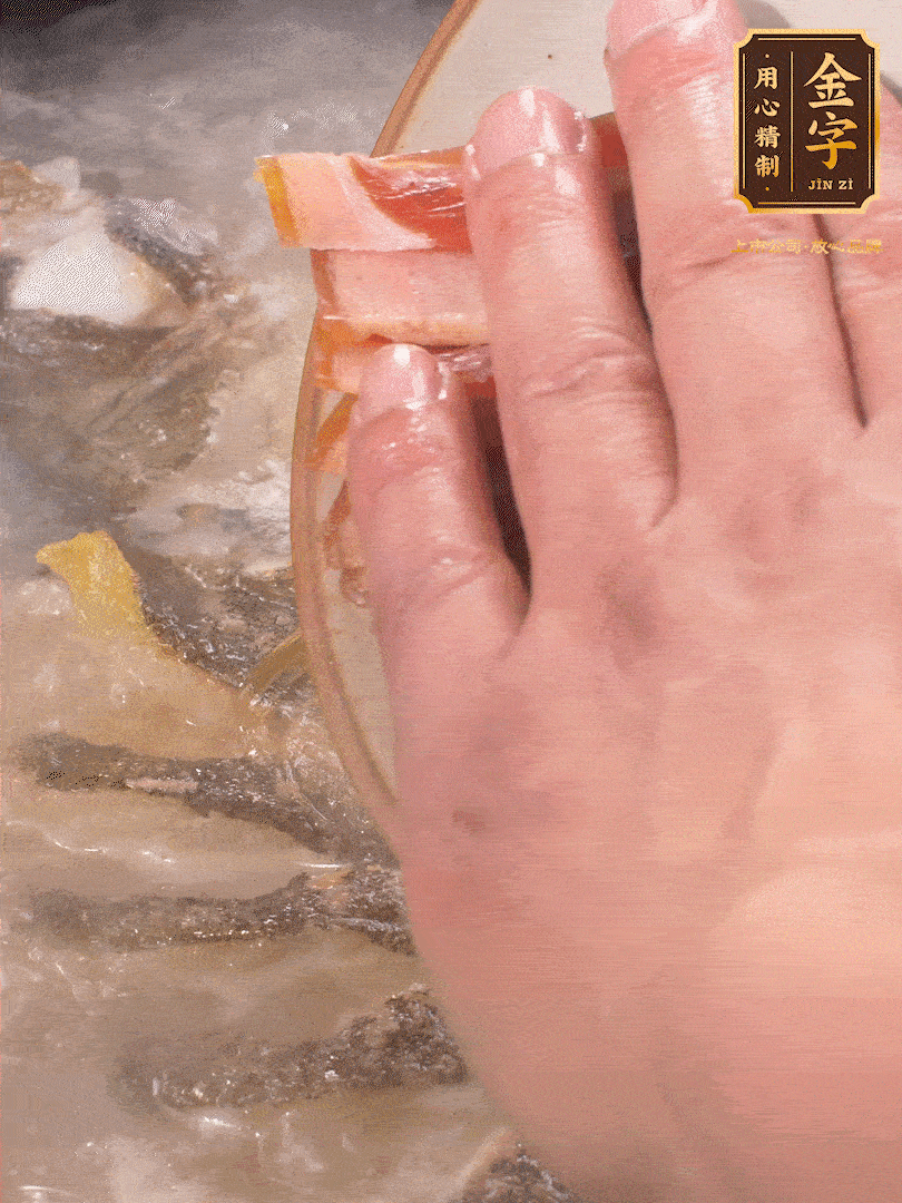 將煎好的魚，倒入三大碗開水。大火煮開后放入1個蔥結(jié)、2片姜片和1勺料酒和火腿片