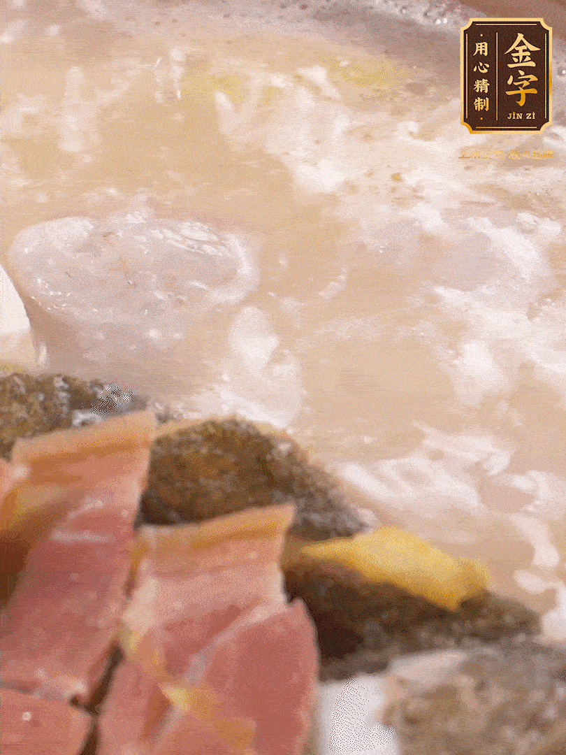 大火煮至沸騰后，轉(zhuǎn)至砂鍋中，繼續(xù)燉煮。這個時候可以放入一些自己喜歡吃的配菜比如蝦滑、內(nèi)酯豆腐來添味