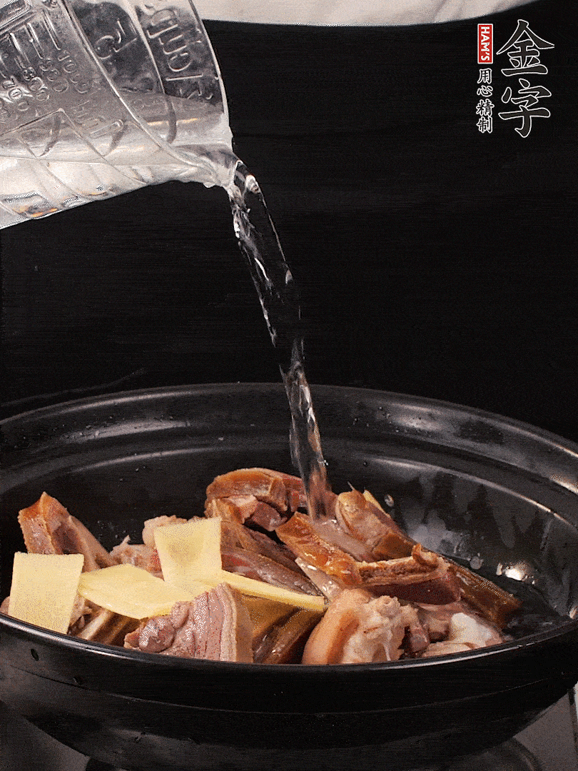 火腿、豬腳放到大砂鍋里，黃酒提鮮，蔥姜去腥，加2kg純凈水沒過食材。水一定要放足，中途最好不能加水