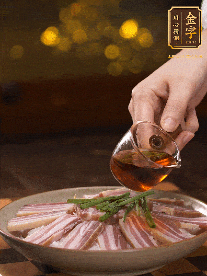 把切好的咸肉，均勻的鋪在蘿卜絲的四周頂部放少許蔥段 淋上少許料酒，放入鍋中 大火蒸二十分鐘