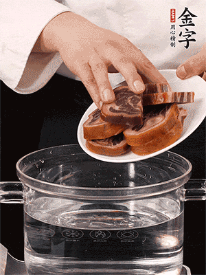 一包200g的金字火腿蹄片恰好搭配一個新鮮豬爪（豬腳）。都先加蔥姜、料酒焯水一遍，把血水清除后燉出來才能更清澈不油膩。