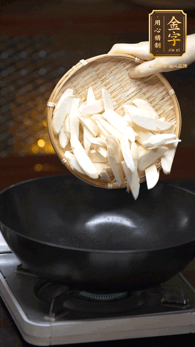 油至5成熱，下茭白塊翻炒，慢慢煎炒至表面微微焦黃