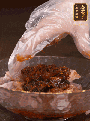 排骨用1勺蠔油、1勺醬油、1勺金字火腿XO醬抓勻腌制半小時