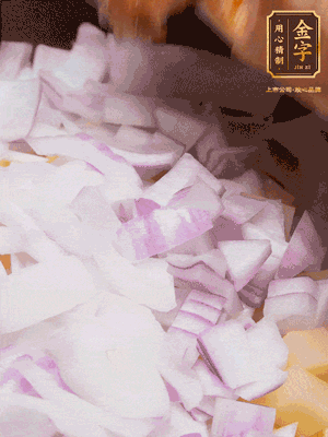 倒入洗干凈的大米、土豆丁、洋蔥碎、排骨、金字火腿xo醬、水