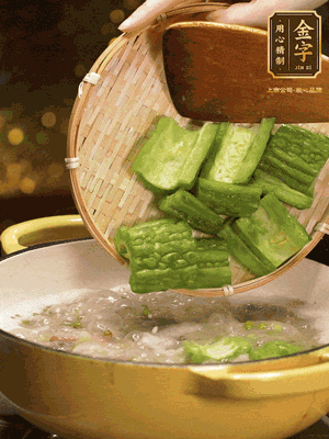 倒入熱水，和泡開的綠豆（連水）和火腿片，大火燒開燉一個小時