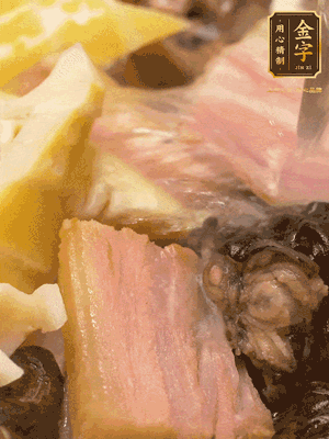 倒入滾燙的熱水，燉煮20分鐘，湯濃汁白