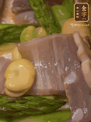 倒入熱水，燉煮10分鐘