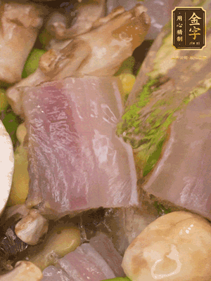 開蓋，放入河蝦繼續(xù)燜煮5分鐘