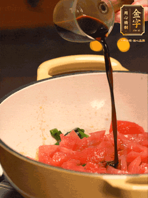 調(diào)味：1勺蠔油、1勺生抽、2轉(zhuǎn)胡椒粉和2勺番茄醬倒入400ml開水，燒至湯汁濃厚