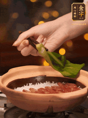 開蓋，碼上香腸和焯好水的青菜