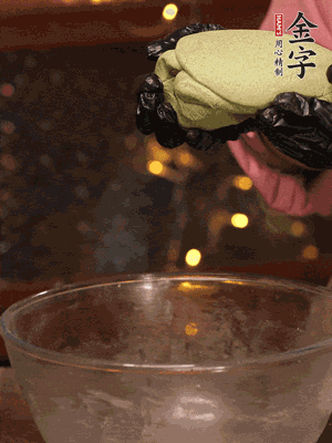 水里放點(diǎn)鹽，燒開后放艾草，一勺小蘇打，撈出浸入涼水，打成艾草泥