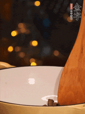 鍋中放入油，倒入醬油肉煸出油脂香味