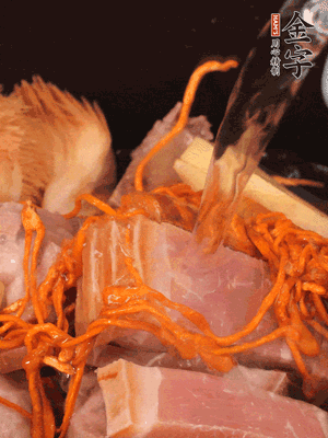 將所有食材一起倒進(jìn)鍋中，加水沒(méi)過(guò)食材，燉煮30分鐘即可