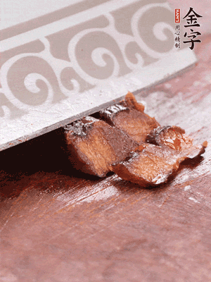 金字醬油肉水煮15分鐘，切薄片