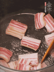 鍋中放菜籽油燒熱，下咸肉、冬筍略微煸炒