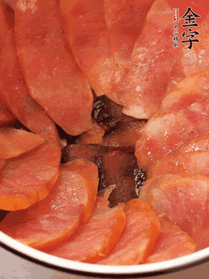 深碗涂抹豬油，頂端鋪枸杞，間隔鋪上香腸、醬油肉片