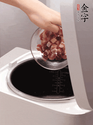 鍋中倒入豬油，油熱后炒熟上海青，給倒少許鹽調(diào)味