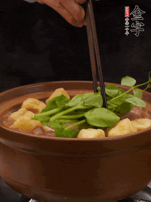 加筒骨煲的經(jīng)典配菜：金字土香腸、油豆腐、千張蓋上蓋子燜一會(huì)兒，耐心等候10分鐘。