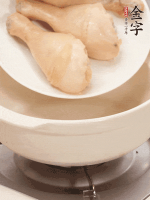 雞腿、火腿、干貝、蒜頭放入砂鍋內(nèi)燉1小時